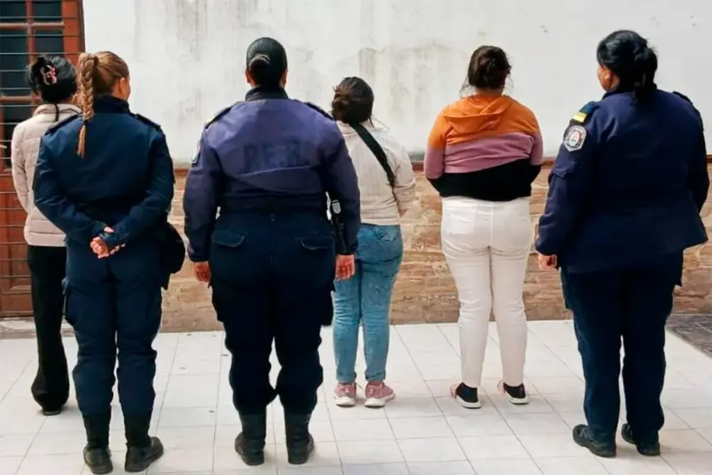 Tres mujeres protagonizaron una pelea frente al hospital de La Paz