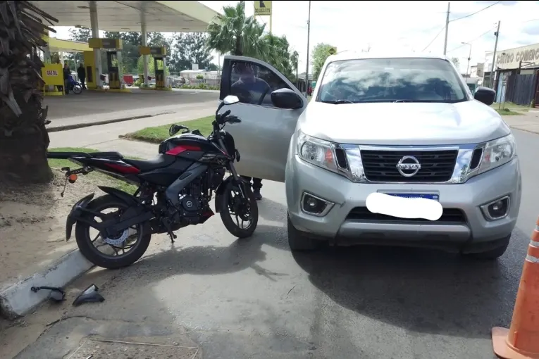 Tres personas fueron hospitalizadas tras el impacto de dos motos y una camioneta