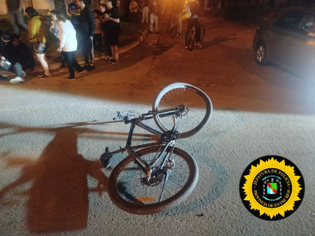 Tres personas heridas tras choque entre una bicicleta y una moto.
