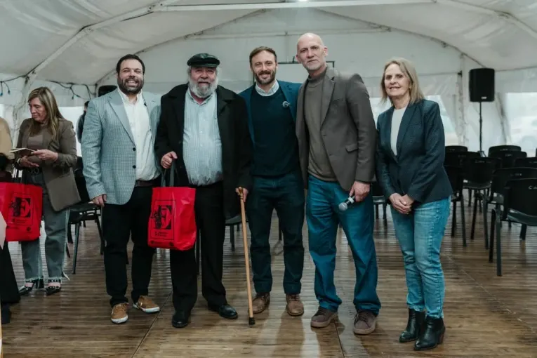 Troncoso encabezó la entrega de libros a bibliotecas y una escuela de Concordia