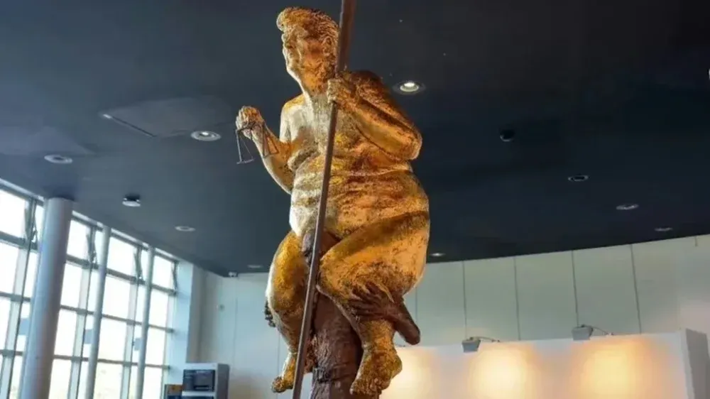 Trump desnudo y con un palo de golf: la polémica estatua que será exhibida en el Parlamento Europeo