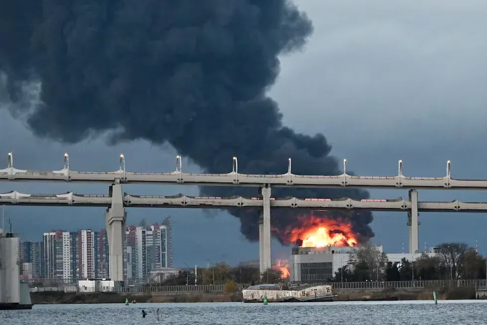 Ucrania responde a Trump golpeando la ciudad de Putin con el mayor ataque de drones e incendia terminales petroleras