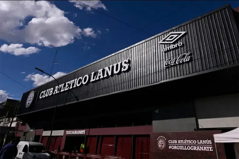 Un arco de fútbol cayó sobre un alumno de primer año: fue operado tres veces y permanece en coma