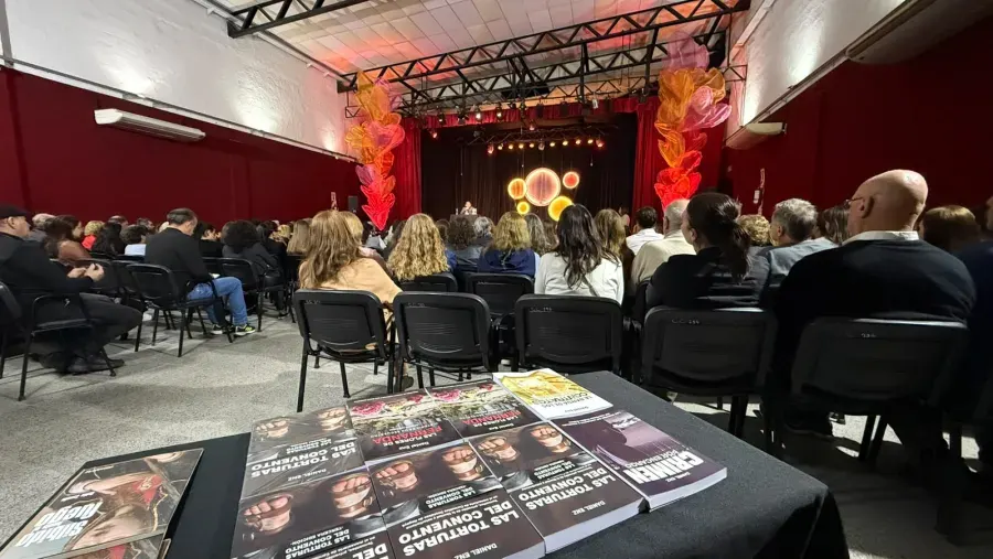 Un auditorio colmado escuchó a Daniel Enz reconstruir la investigación sobre abusos en el Carmelo de Nogoyá