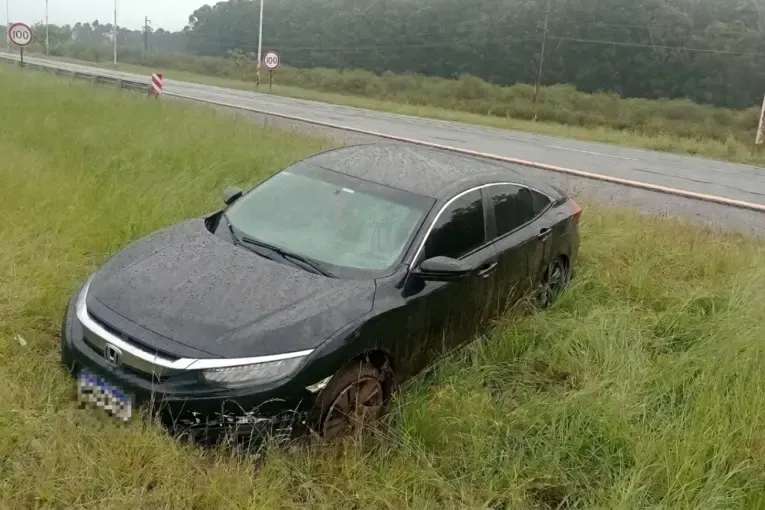 Un auto chocó contra el guardarraíl en la Autovía Artigas y cuatro personas salieron ilesas