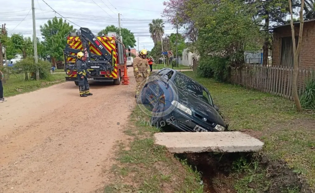 Un auto despistó y terminó encajado en una profunda zanja