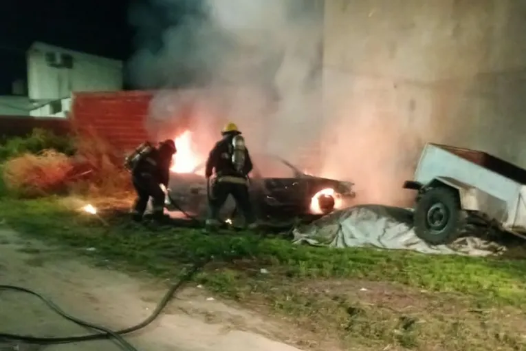 Un auto fue consumido por las llamas en la zona norte de la ciudad