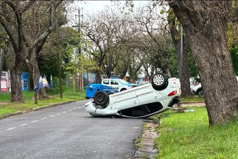 Un auto protagonizó un vuelco detrás de la cancha del Club Paraná