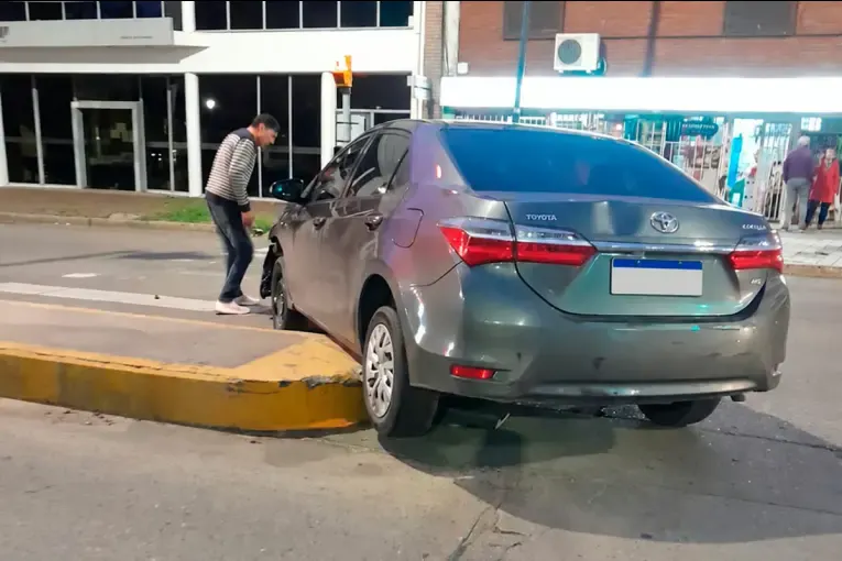 Un auto quedó suspendido en un divisor vial de avenida Ramírez