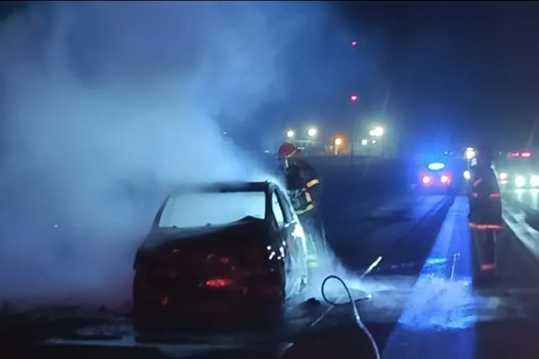 Un auto se incendió en plena autovía 14 cuando circulaba por la región