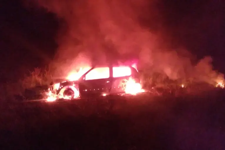 Un auto se incendió por completo en la Ruta 12, cerca de Ceibas: el conductor se descompensó tras el incidente
