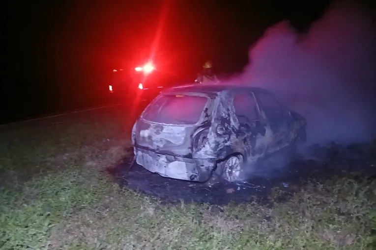 Un auto se incendió por completo en la Ruta 12 tras una explosión en el motor