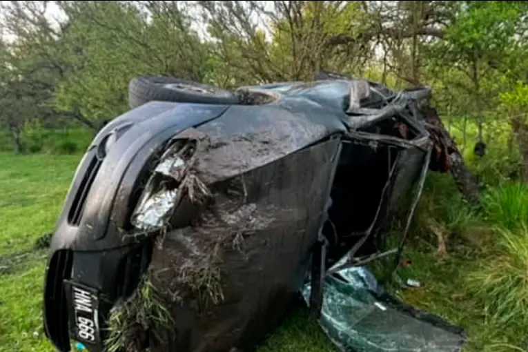 Un auto volcó cerca de María Grande al esquivar un pozo