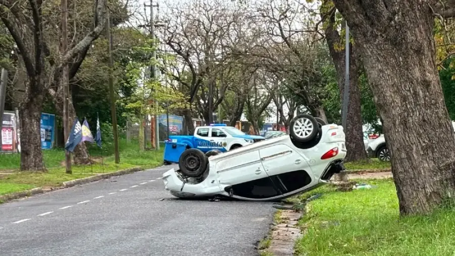 Un auto volcó en calle Maciá de Paraná: el conductor dio positivo en alcoholemia
