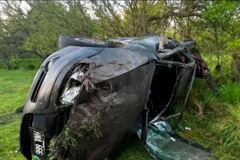 Un automóvil despistó y volcó tras esquivar un bache en zona rural