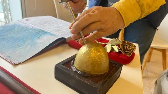 Un cáliz para León XIV hecho a partir de una Rosa por la Paz fue tallado por jóvenes de la ciudad