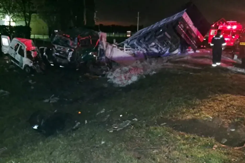 Un camión chocó contra un caballo, se cruzó de carril y terminó impactando a un utilitario: hay 3 muertos