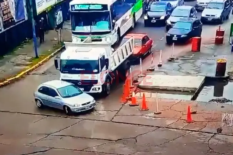 Un camión chocó y arrastró varios metros a un auto en las Cinco Esquinas