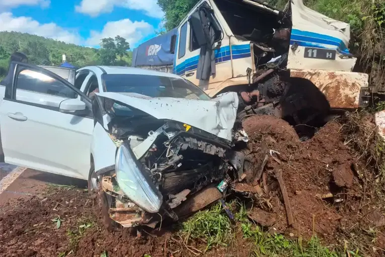 Un camión perdió el control y chocó contra un auto en la Ruta 12: cuatro heridos y reportan 4 kilómetros de fila