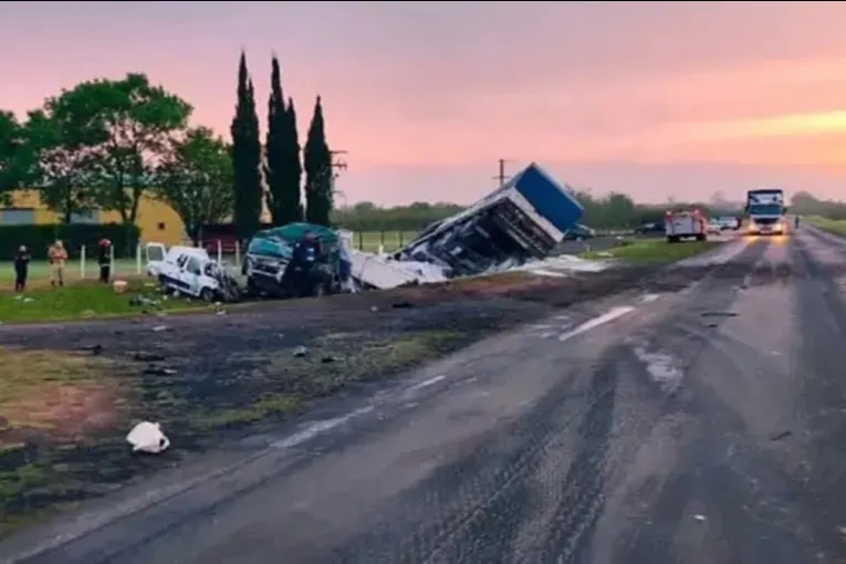 Un camionero de la región protagonizó un choque frontal que dejó tres muertos en Entre Ríos