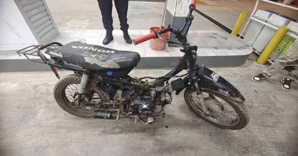 Un chico de 18 años y un menor circulaban en una moto adulterada: los atraparon mientras cargaban nafta