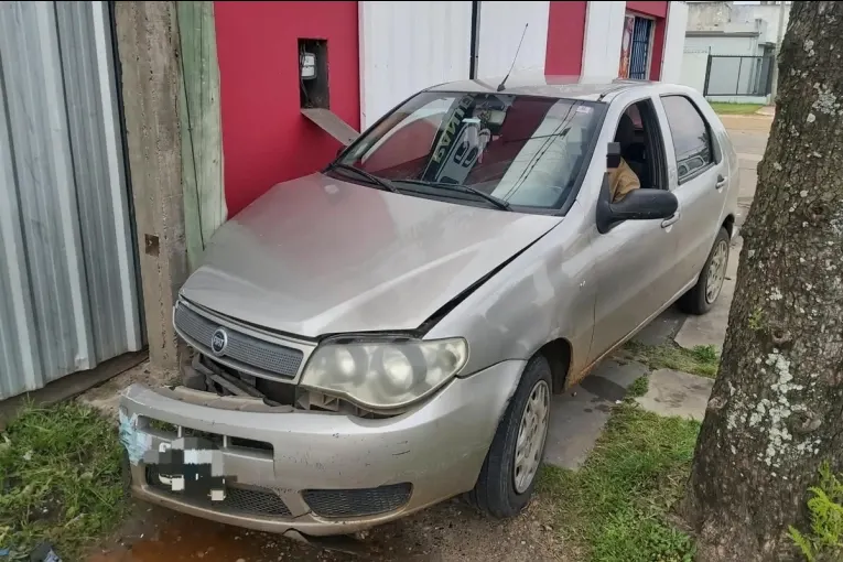 Un conductor alcoholizado chocó contra la pared y la vidriera de una verdulería