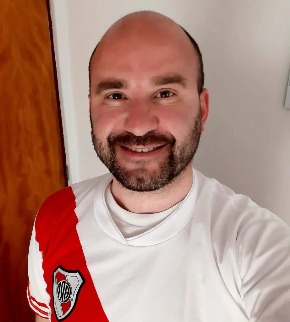 Un cura compró on line camiseta de Argentina y nunca se la entregaron