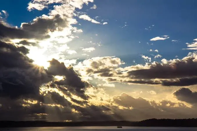 Un domingo nublado con momentos de sol a pleno.