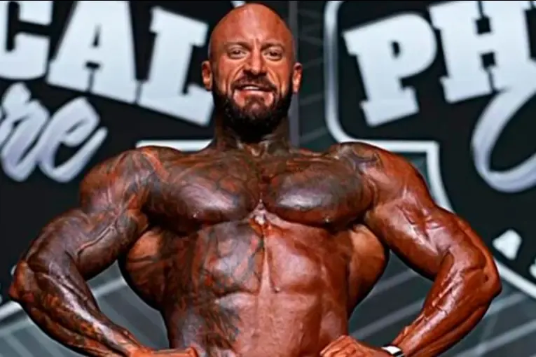 Un fisicoculturista de 33 años murió tras desplomarse en el escenario durante una competencia