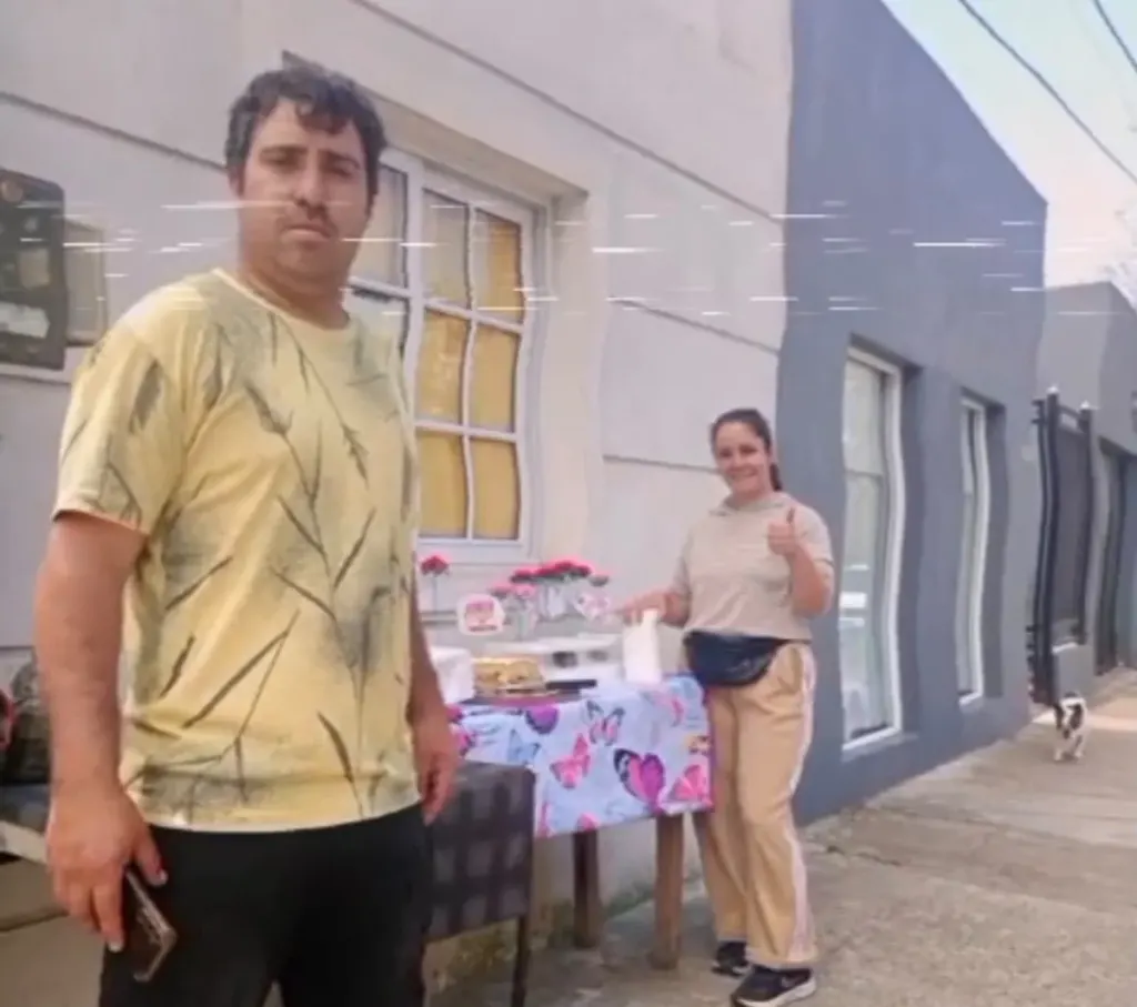 Un gesto de amor y solidaridad: los chicos de la Parrilla El 12 agasajaron a sus clientes por el Día de la Madre