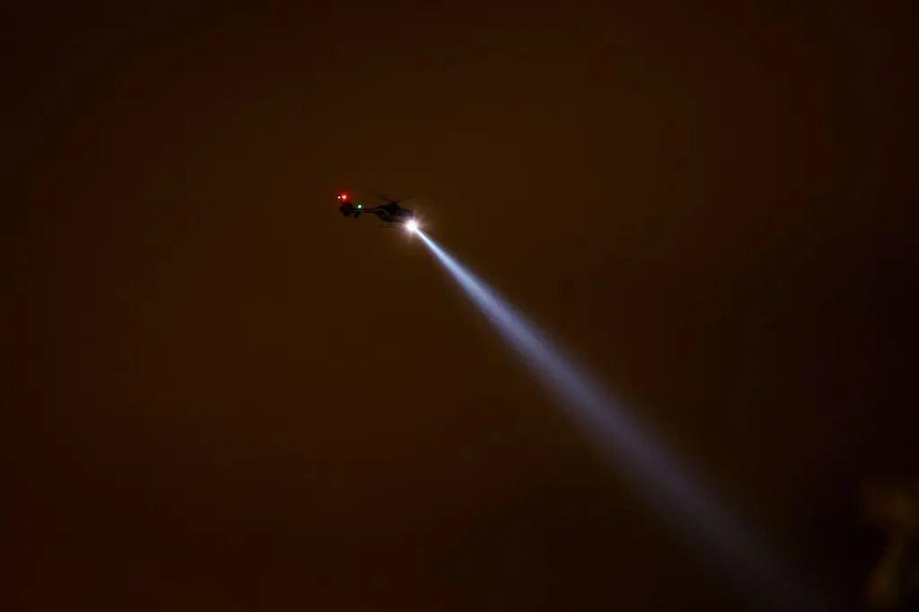 Un helicóptero voló de nuevo sobre París durante la noche en el toque de queda.