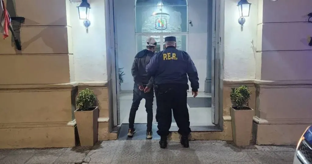 Un hombre fue detenido por robarle a un camionero y otro por sustraer pertenencias de un auto