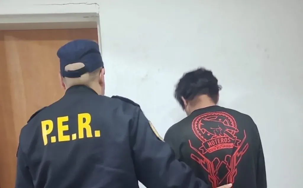 Un hombre fue detenido tras amenazar a la policía con dos cuchillos