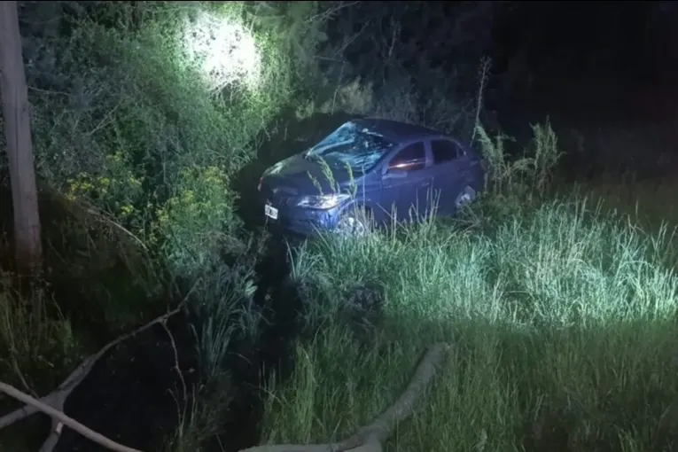Un hombre fue hospitalizado tras despistar y volcar con su auto en la región