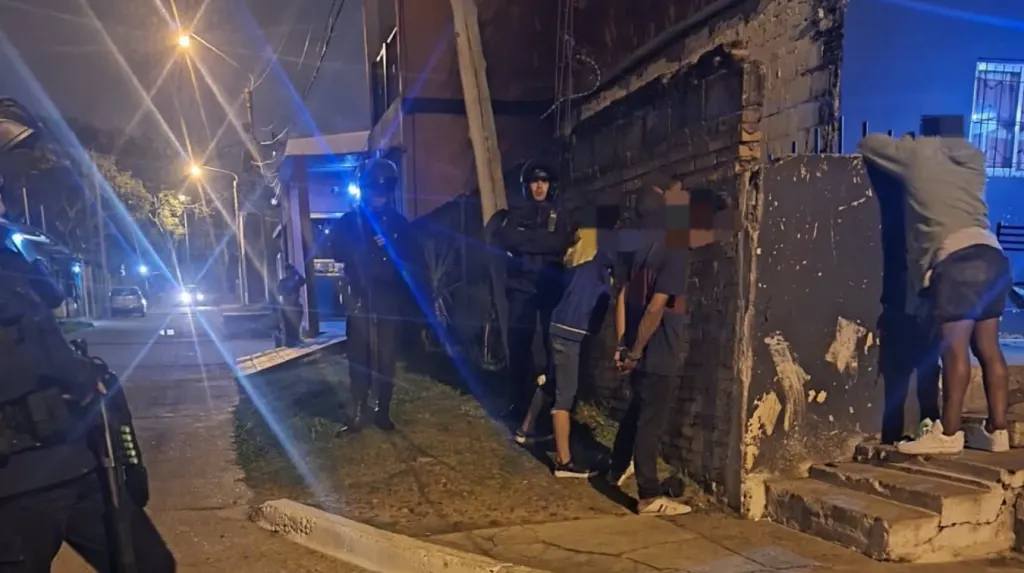 Un hombre intentó descartar cocaína durante un operativo y fue demorado por la Policía