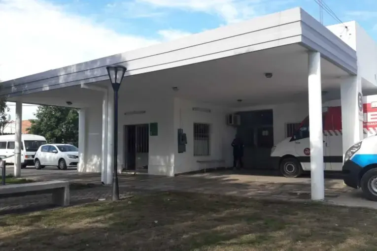 Un hombre murió durante un partido de fútbol en Santo Tomé y detuvieron a su hijo por destrozos en el hospital