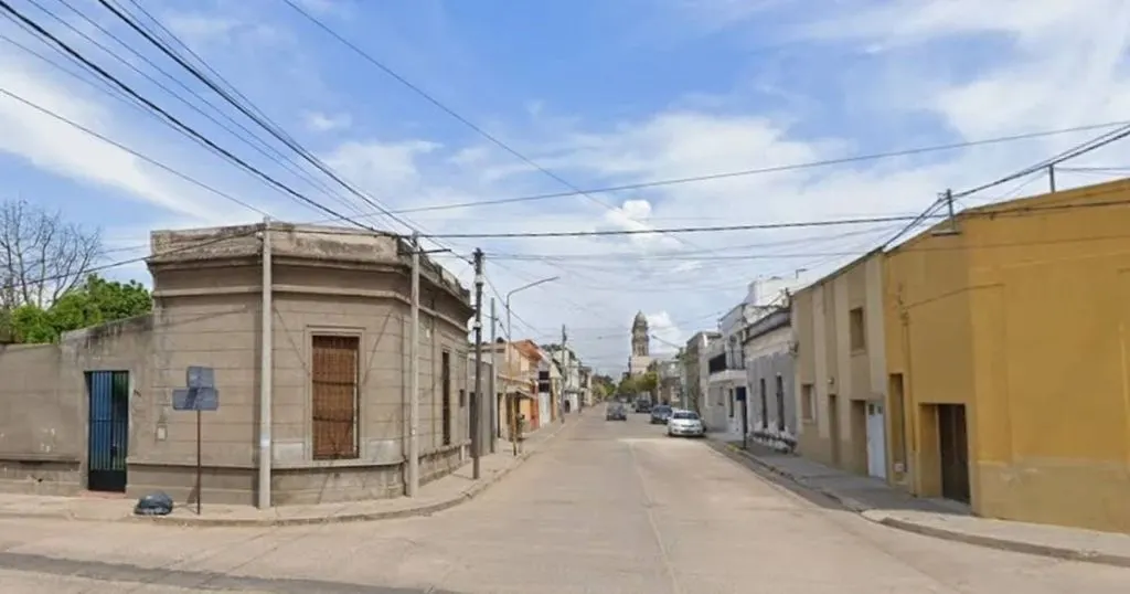 Un hombre que tenía arresto domiciliario intentó robarle a un camión repartidor cerca de la catedral