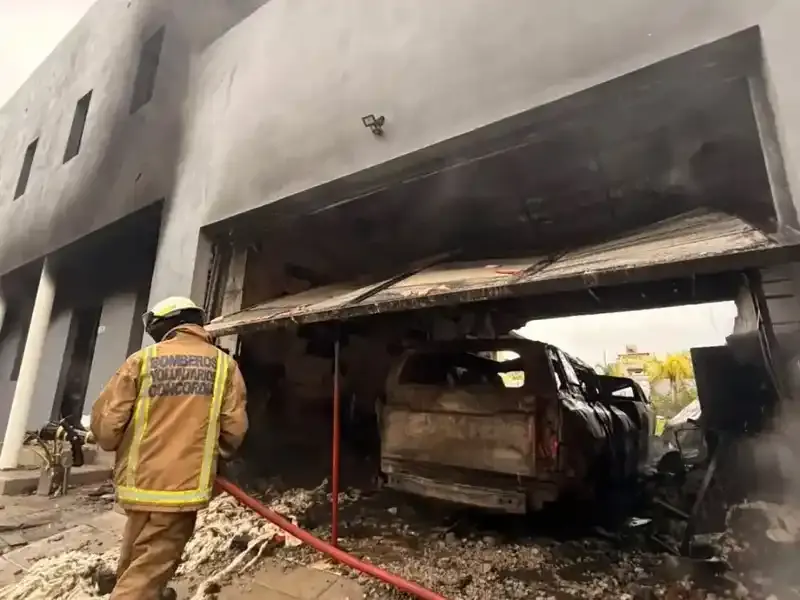 Un incendio destruyó dos vehículos y afectó una vivienda