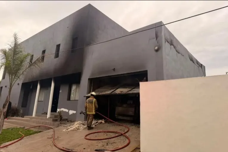 Un incendio destruyó dos vehículos y dañó el frente de una casa