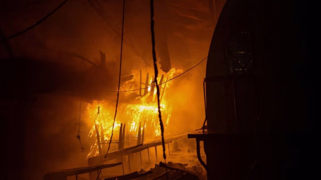 Un incendio destruyó el mercado más antiguo de París