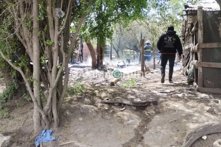 Un incendio destruyó una precaria vivienda en Santiago Díaz al norte