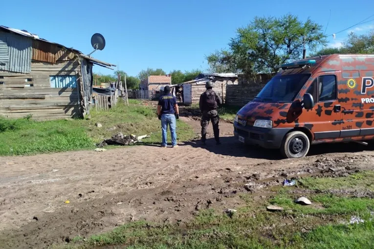 Un joven fue baleado en los Espinillos: hay dos detenidos y buscan a un tercer sospechoso