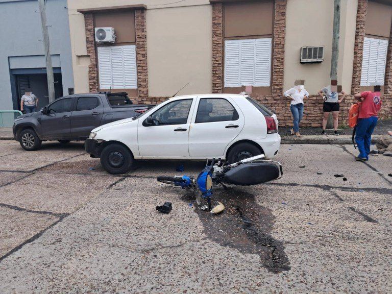 Un joven fue hospitalizado tras un choque entre un auto y una moto