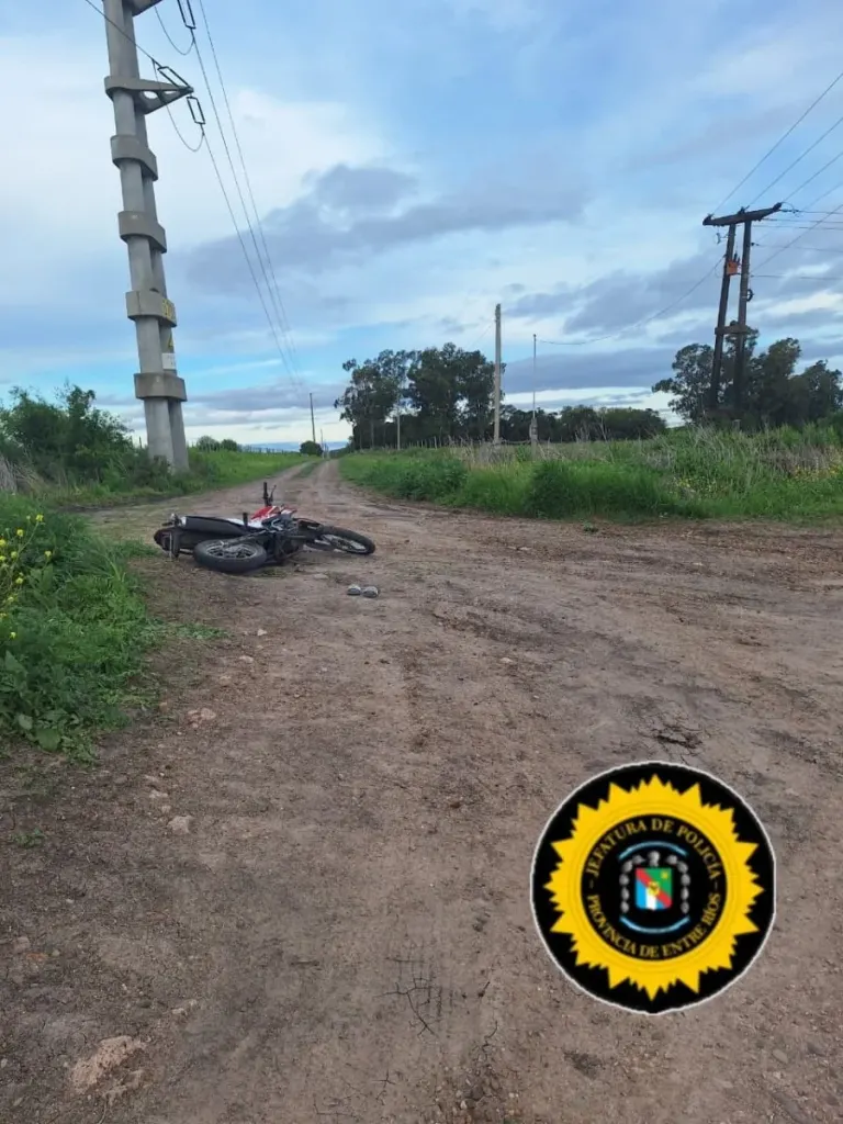 Un joven sufrió lesiones graves tras caer de una moto en un camino rural