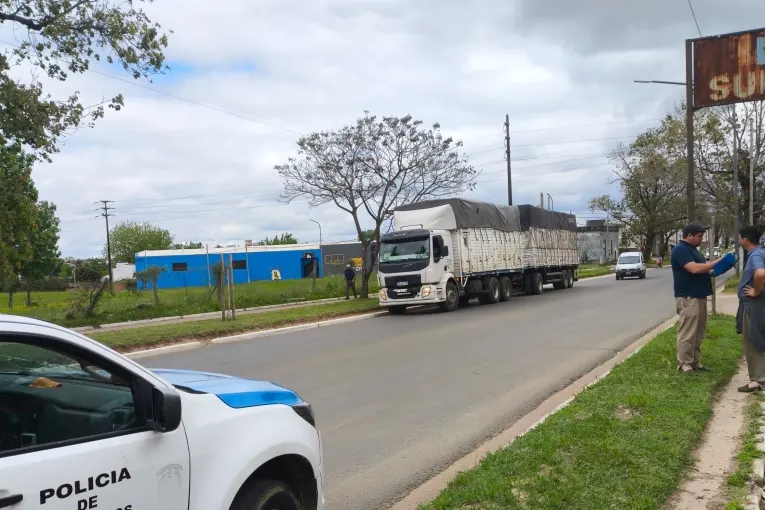 Un joven terminó en el hospital tras protagonizar un impacto entre una bicicleta y un camión