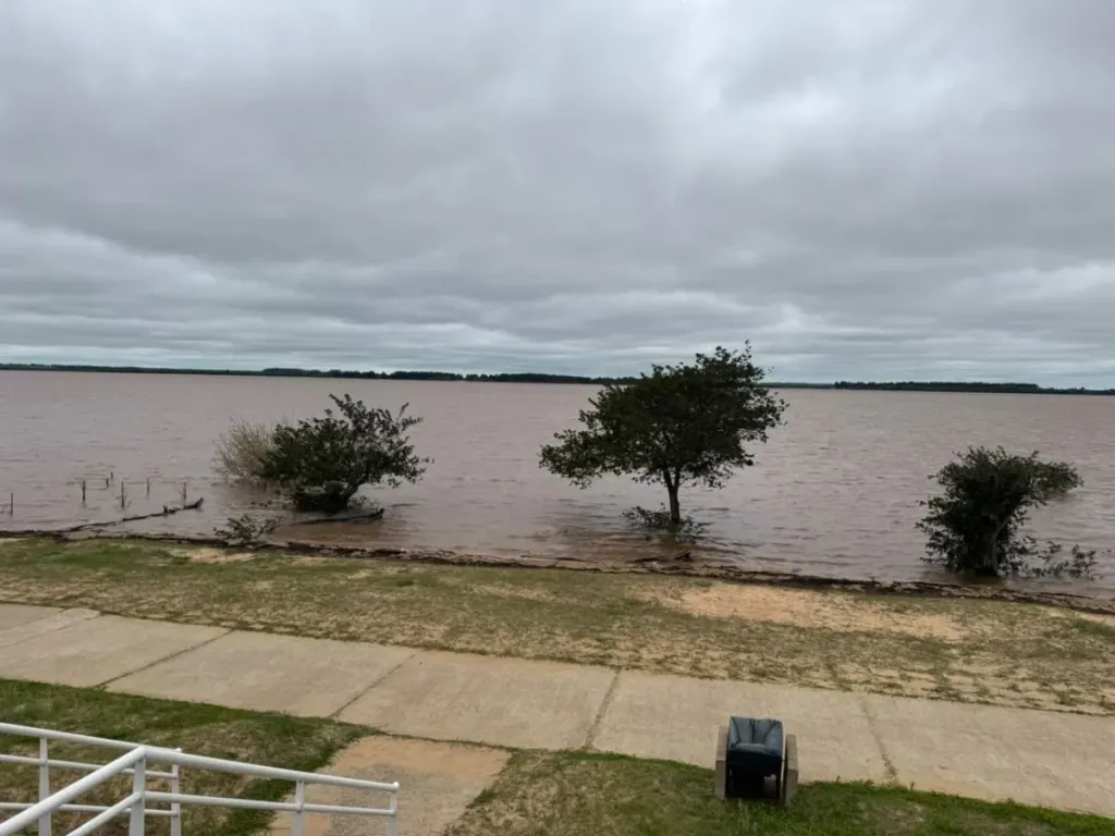 Un lunes feriado gris y frío en Concepción del Uruguay, con el río en 5,96 metros