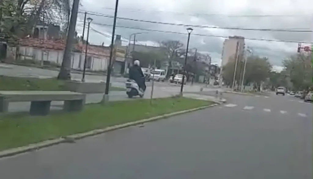 Un motociclista circuló por la senda peatonal del bulevar Hipólito Yrigoyen