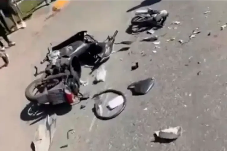 Un motociclista fue hospitalizado tras chocar contra una camioneta frente al Parque Gazzano en Paraná