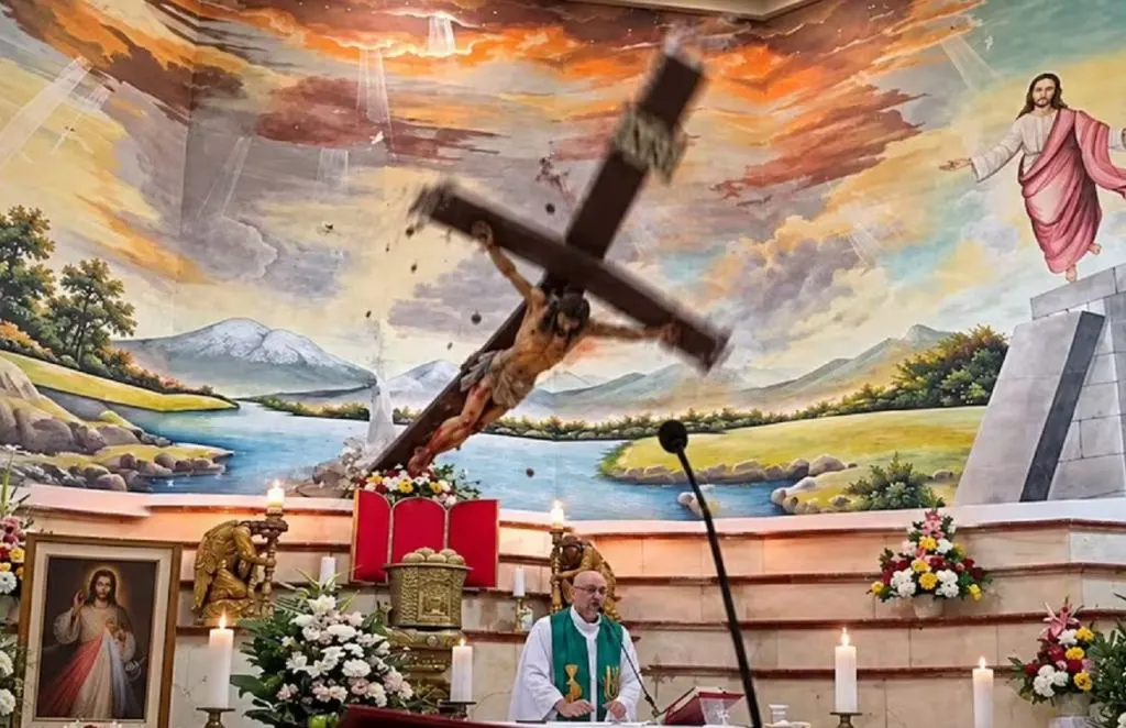 Un sacerdote murió en plena misa aplastado por un crucifijo