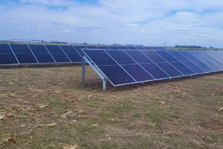 Un sistema de riego con energía solar busca facilitar el acceso al agua en campos rurales